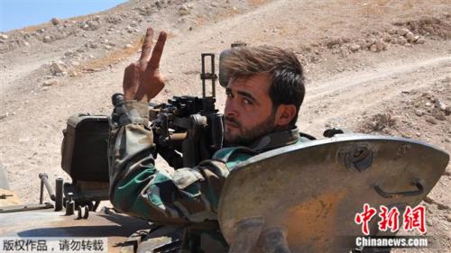 2017年8月19日，一名叙利亚军人在与极端组织的战斗中。在坦克上比出手势。