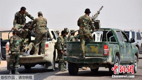 资料图片：叙利亚政府军攻入遭“伊斯兰国”(IS)组织占据已久的东部城市代尔祖尔市(Deir al-Zor)。