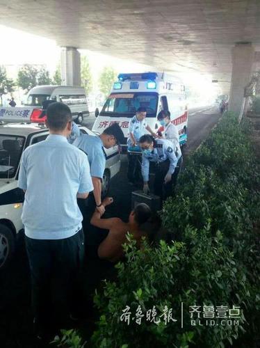 喝大了！醉酒男子竟躺在济南BRT车道内呼呼大睡