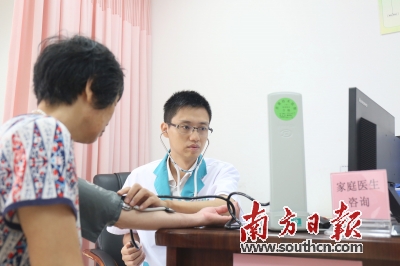 东区社区卫生服务中心设立家庭医生服务点并接受居民的咨询。 南方日报记者 叶志文 摄