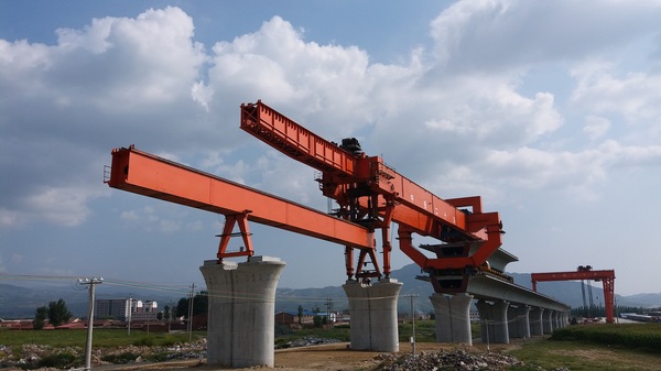 图为中铁二十局二公司建设者高标准、高效率推进箱梁架设任务