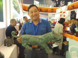 威风凛凛的仿古青铜器（老虎）。