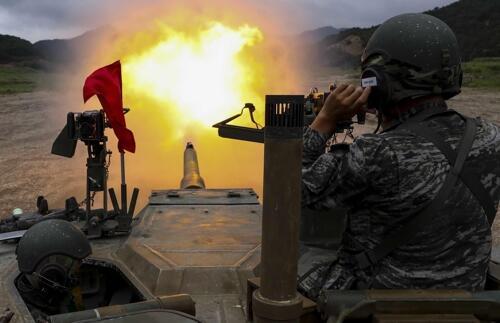 韩美海军陆战队在浦项举行联合军演 强化作战能力