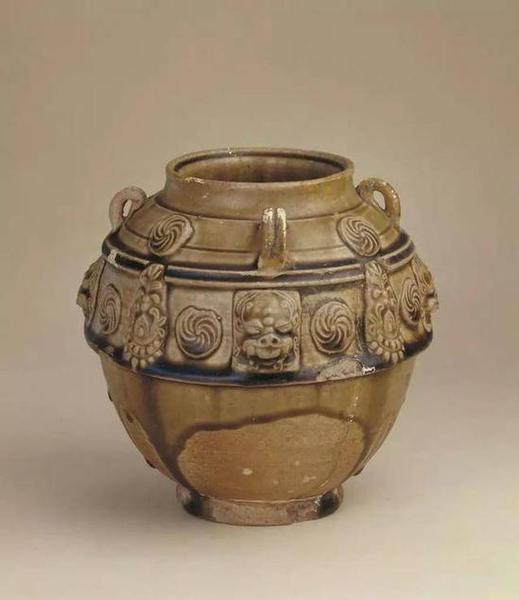 白釉高足杯，隋。里外满施白釉，足边无釉