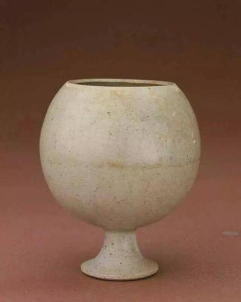 青釉模印塑贴四系罐，隋