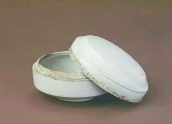 定窑白釉盒，唐