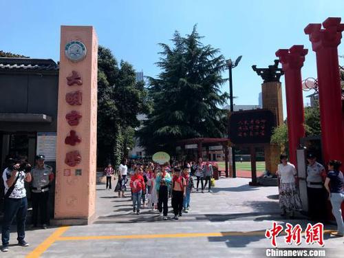 图为西安市未央区大明宫小学学生放学?！∶凤钽?摄