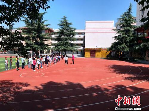图为西安市未央区大明宫小学学生上体育课?！∶凤钽?摄