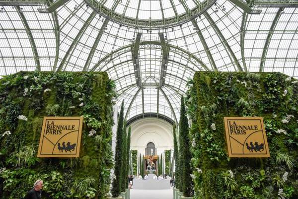 ↑9月11日，一名男子在法国巴黎古董双年展上参观。