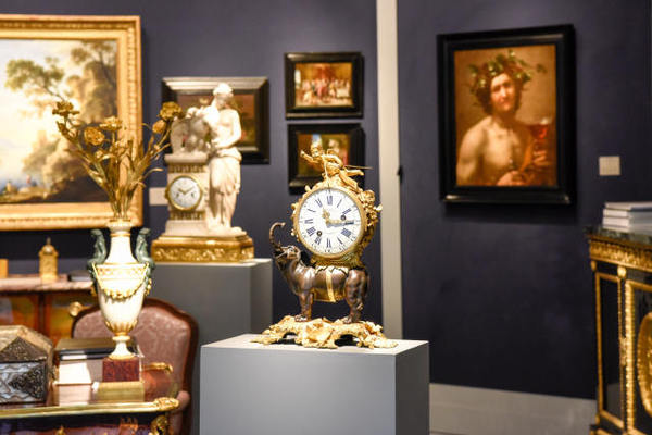 ↑这是9月11日在法国巴黎古董双年展上拍摄的一处展览陈设。