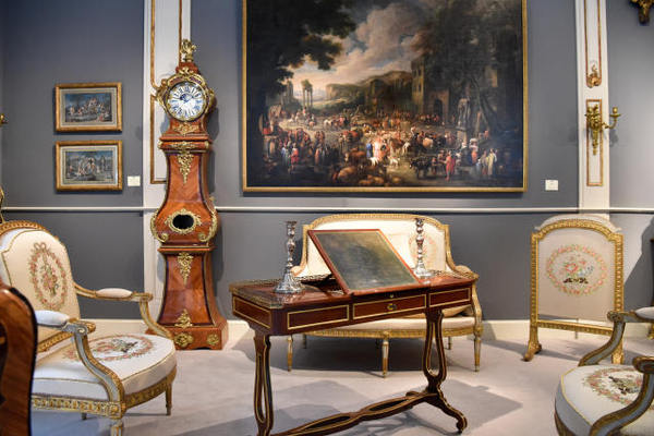 ↑这是9月11日在法国巴黎古董双年展上拍摄的一处展览陈设。3