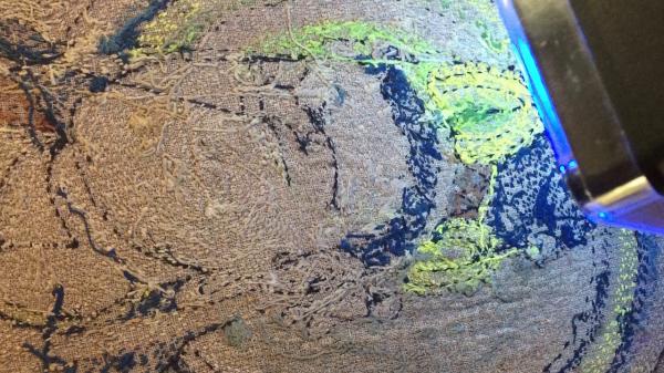 紫外线照射下，佛陀头部和光环部分的荧光