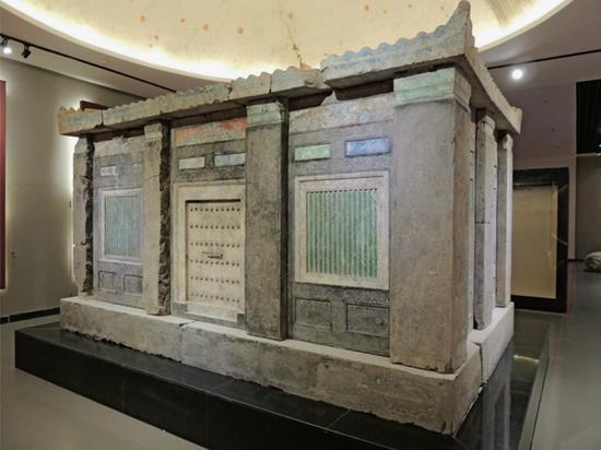 90年代大堡子山盗墓严重，不久即在国外发现被盗文物