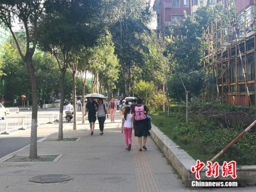 不少老年人接过了接送孩子的重任 <a target='_blank' href='http://www.chinanews.com/' >中新网</a>记者 张尼 摄 点击进入下一页