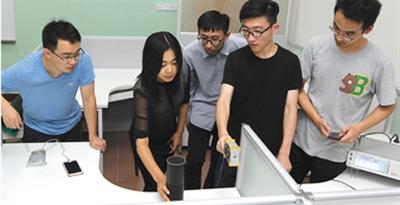 徐文渊教授和她的研究团队发现语音助手存在安全漏洞。图片来源：新京报