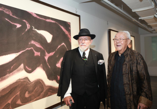 马库斯·吕佩尔茨（左）与周韶华