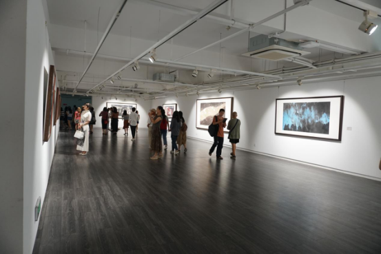 “俯仰天地——周韶华”画展现场