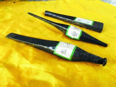 父亲陈志敬留给陈光铭的刻碑工具。