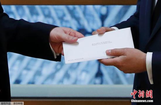 欧盟方面，在对英国决定脱离欧盟感到遗憾的同时，27个成员国表示，他们将行动一致，维护欧盟利益。