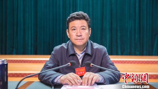 西藏自治区副主席、日喀则市委书记张延清在2017全区脱贫摘帽工作推进现场大会上讲话?！◇憧?摄