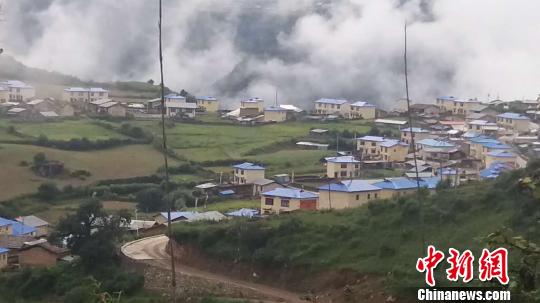 日喀则农牧民灾后重建的新房屋?！≌怕堆?摄