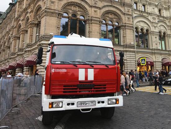 一辆救火车停在被疏散的百货商场外。（新华/卫星社）