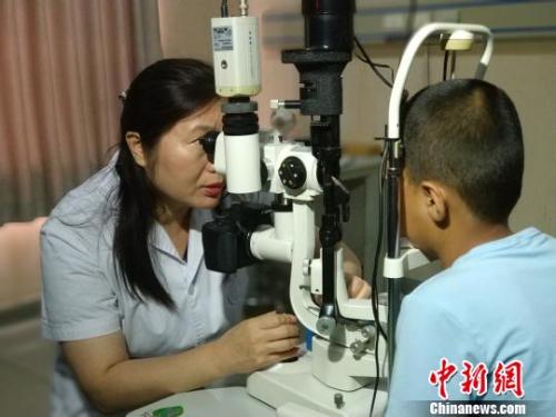 资料图：辽宁1名12岁男孩常玩手机游戏致近视2700度。