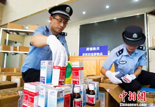 资料图：黄埔海关7月24日透露，该海关近日成功破获一起水上偷运走私毒品案，该案共计查获含有复方可待因、盐酸麻黄碱成分的止咳水3522瓶。<a target='_blank' href='http://www.chinanews.com/'>中新社</a>记者 林晓薇 摄