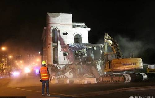 2017年9月17日晚，位于上海松江区九亭镇的沪亭北路上长达14年的钉子户准备拆除，18日凌晨准时开始拆除，现场两台挖掘机有序的拆除，在轰隆隆哒哒哒的声音下，不到一个小时的时间原本占马路中央的钉子户房屋已不复存在。