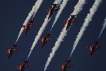 希腊雅典飞行周 飞行表演队轮番升空展绝技