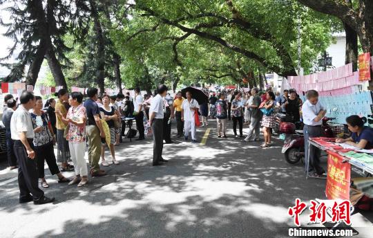 8月27日，“七夕”将至。福州于山“相亲会”人山人海?！×蹩筛?摄