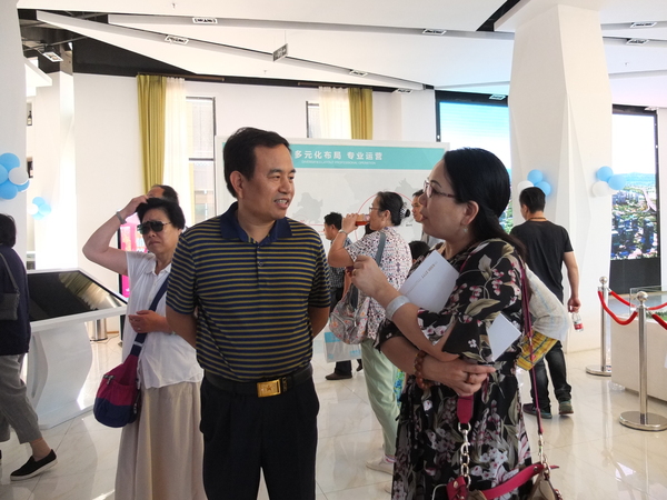 ３、民盟中央科技委委员、民盟北京市委石景山科技支部主委祝智军（左）与应邀参与此次调研活动的民盟中央妇委会委员、首都女记协理事张春莉现场交流深入调研体会。侯健鹏　史明霞　摄影