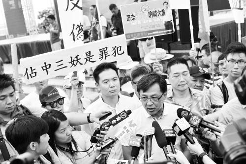 图片说明：17日，何君尧接受港媒采访。