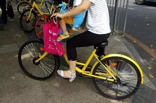 共享单车儿童座椅热卖 家长购后评论:孩子头磕大包