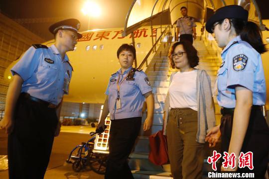 9月19日晚，闵某搭乘东航MU588次航班抵上海?！∫罅⑶?摄