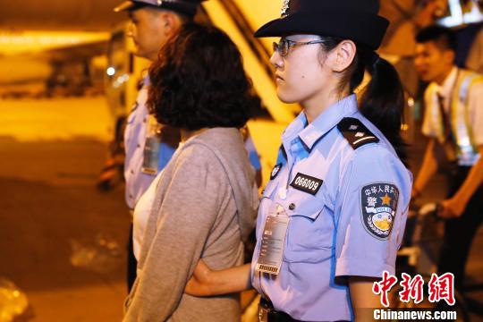 9月19日晚，闵某搭乘东航MU588次航班抵上海?！∫罅⑶?摄