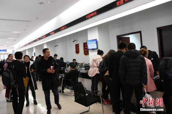 3月24日，成都最新住房限购政策颁布第一天，成都市天府新区不动产登记中心涌现大批购房者前来咨询新政策。23日晚7时许，成都市人民政府办公厅发出《成都市人民政府办公厅关于完善我市住房限购政策的通知》，将二手房纳入限购范围是与之前的限购政策最大的区别。文件要求，将二手住房纳入限购范围，购房者在住房限购区域购买二手住房的，应符合成办发〔2016〕37号、成办发〔2016〕45号文件规定的购买商品住房条件，且只能新购买1套住房(包括商品住房和二手住房)。 张浪 摄