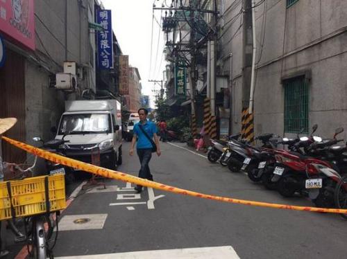 土城日新街传出枪响，2位民众重但后无生命迹象，警方封锁现场采证中。图片来源：台湾《中国时报》
