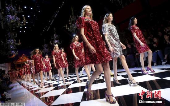 资料图：意大利米兰时装周模特展示品牌服饰。