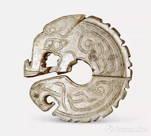 玦形玉龙 侵蚀较严重，“臣”字大眼，表面有开料留下的痕迹