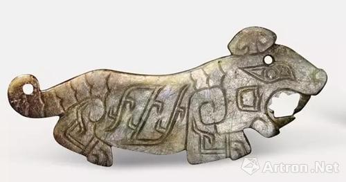 玉虎 片雕，青白玉，有褐色沁斑，颈部饰鳞纹、身上饰云纹、尾饰连弧纹