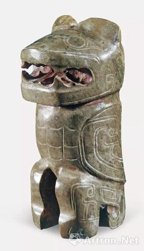 玉虎头怪鸟 圆雕，青玉，大部分已沁蚀成黄褐色