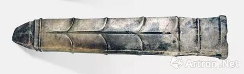 玉柄形器 青玉，有褐色沁，饰对称卷云纹