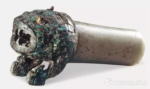 铜头玉身虎 虎头及前肢为铜嵌绿松石，可能为权杖头