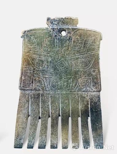 兽面纹玉梳 青玉，有白色、黄褐色沁色