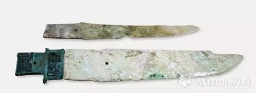 玉援铜内戈 青玉，通体有白色、黄色沁斑