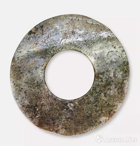 玉璧 碧玉，边缘不完整，制作较粗，留有加工痕迹