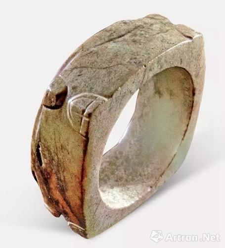 玉琮 青玉，褐色侵蚀较重，四角上下雕凸起的半圆形纹饰，形似蝉