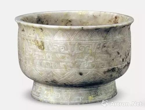 玉簋 青白玉，有黄褐色沁斑，饰三角纹、饕餮纹、弦纹