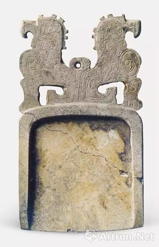 玉调色盘 侵蚀严重，呈灰白色